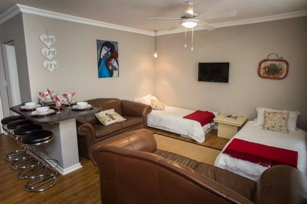 Andra's Self Catering – open-plan living area with single beds